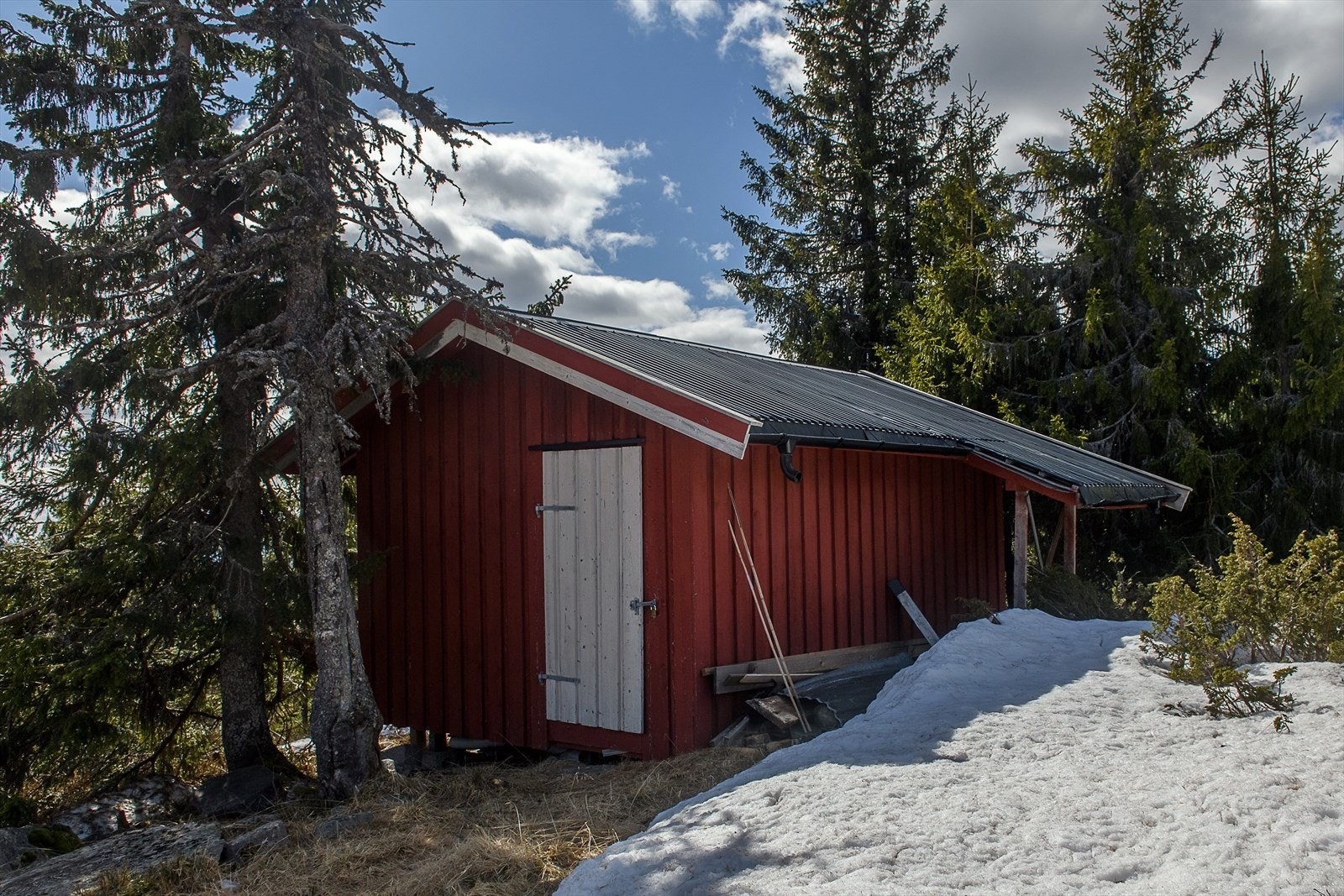 Frittstående uthus med gode lagringsmuligheter. Galleribilde