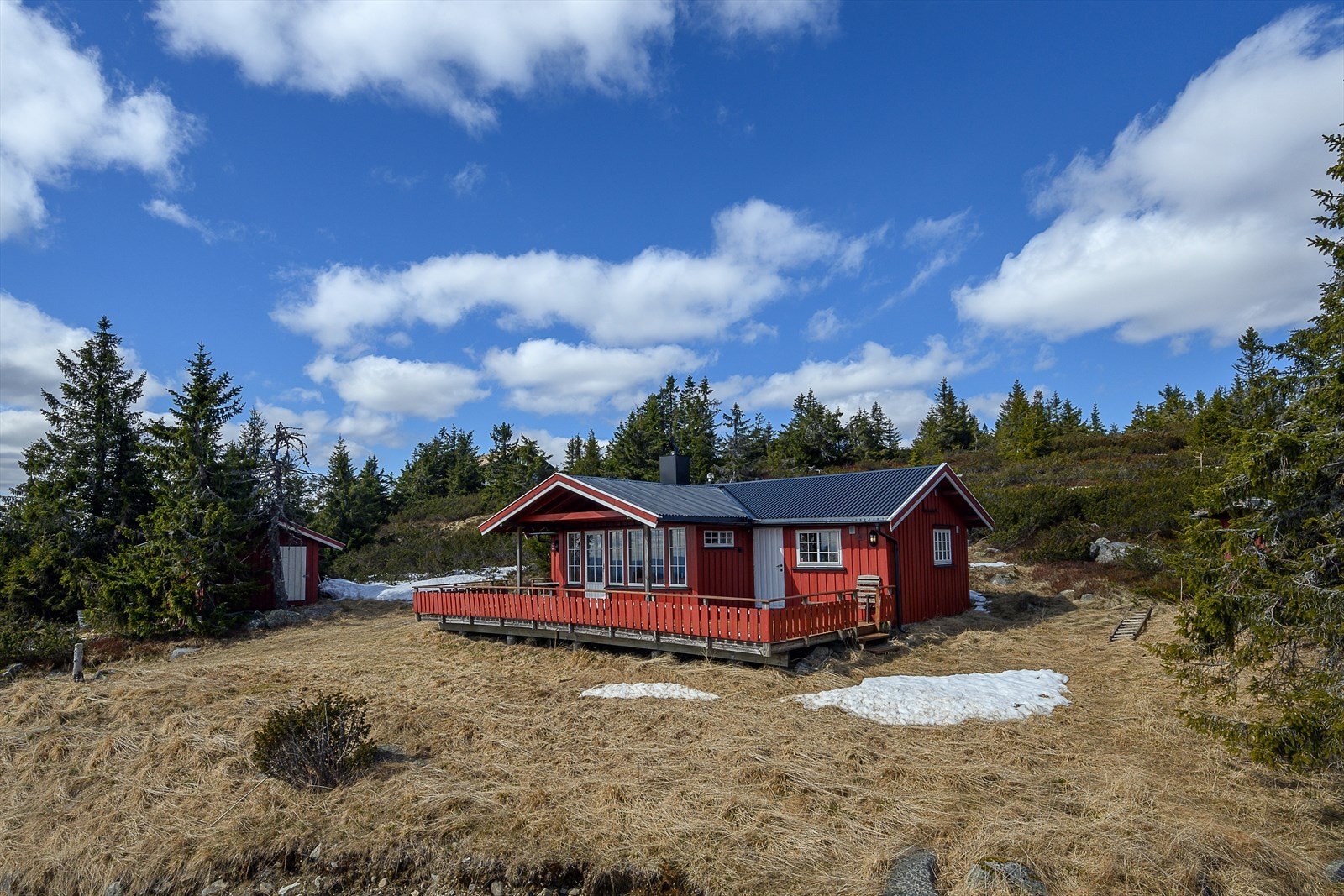 En koselig og tradisjonell hytte vakre omgivelser med umiddelbar tilgang til helårs turterreng. Galleribilde