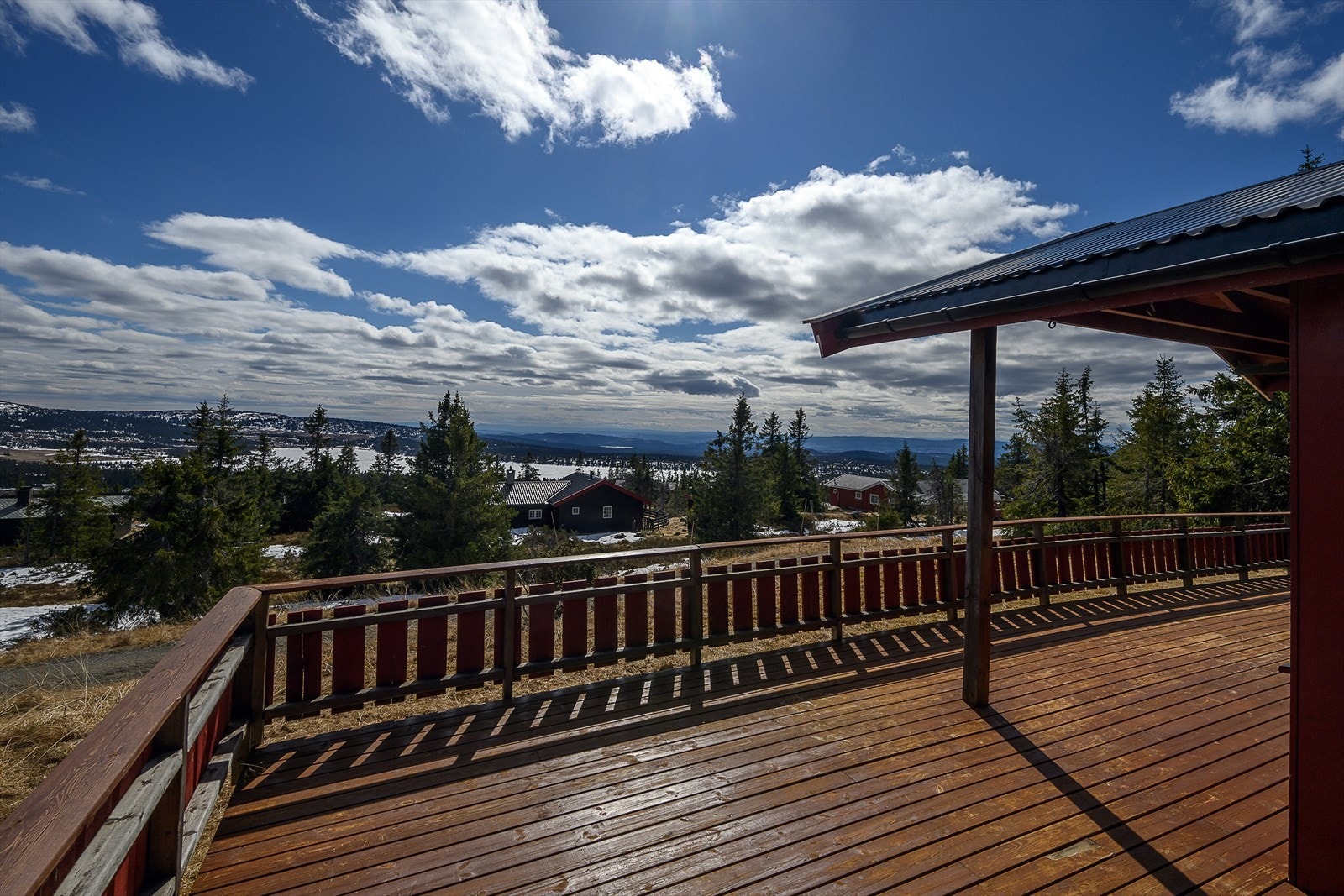 På den store, sørvendte terrassen kan man nyte en lang solgang og vakker utsikt mot Sjusjøvannet. Galleribilde