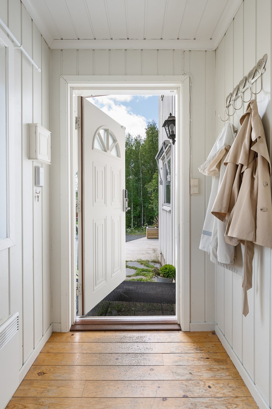 Vindfang med det originale tregulvet. Lysmalte vegger. Plass til å henge fra seg yttertøy og utstyr. Galleribilde