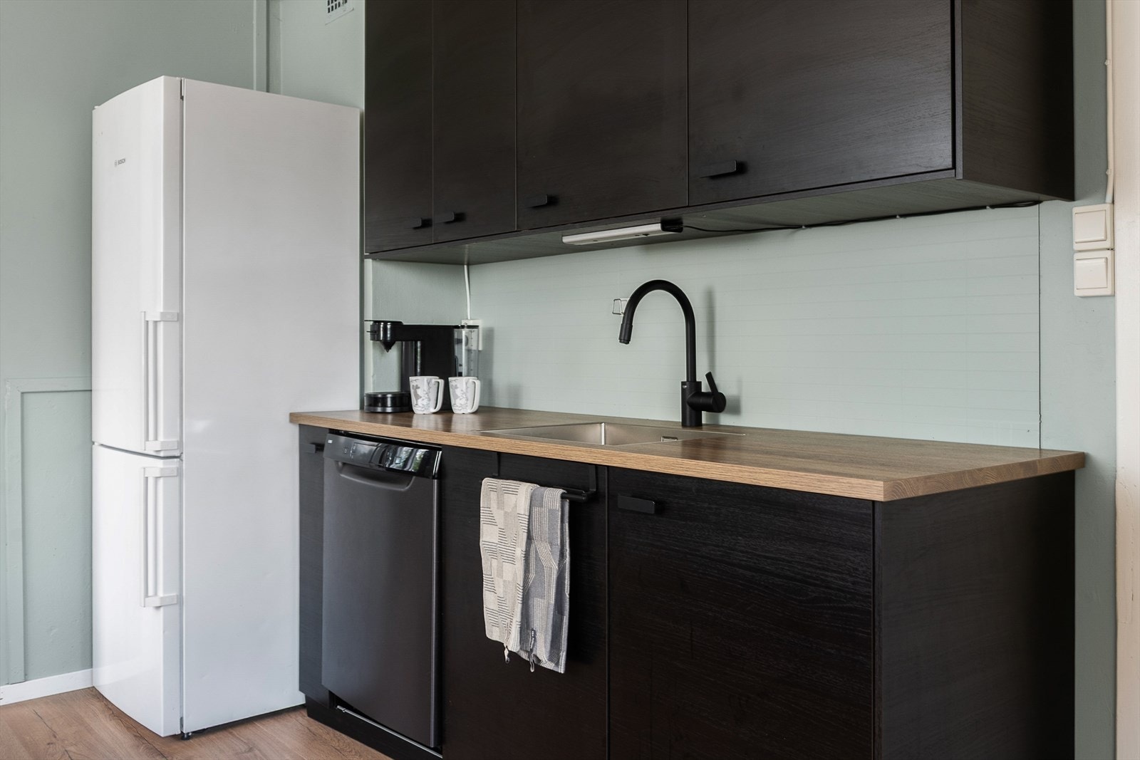 Integrert oppvaskmaskin og komfyr. Frittstående kjøleskap. Galleribilde