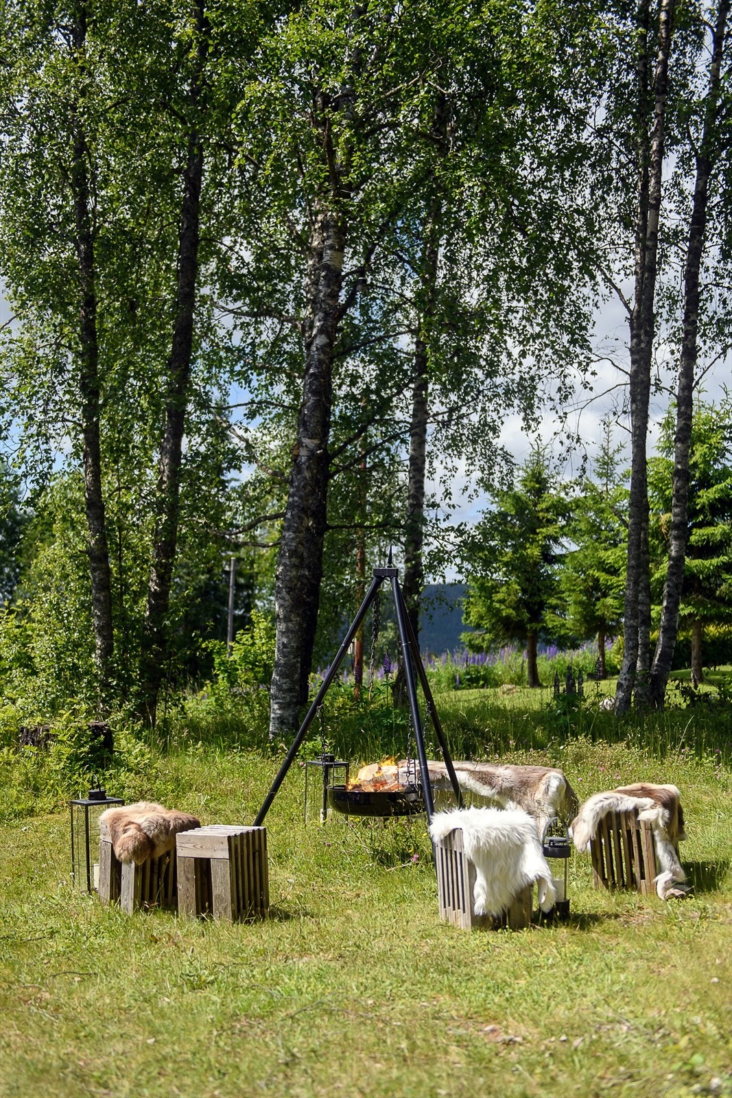 Stor tomt gir muligheter til å lage hyggelige soner utendørs. Hyggelig å samles rundt bålpanna. Galleribilde