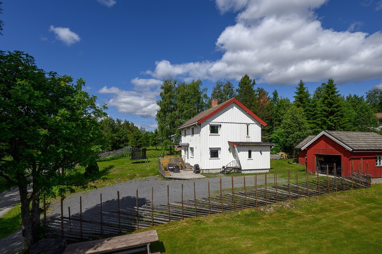 Enkel carport. Ellers gruset adkomst og gårdsplass med fine parkeringsmuligheter. Galleribilde