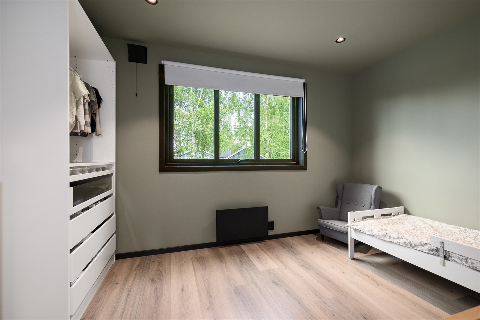 Soverom 3 har en delikat grønnfarge på veggene. Her er det plass til seng og oppbevaringsmøbler. Galleribilde