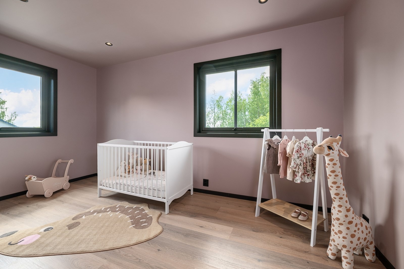 Soverom 2 har plass til seng og oppbevaringsmøbler. Her innredet som et koselig barnerom. Galleribilde