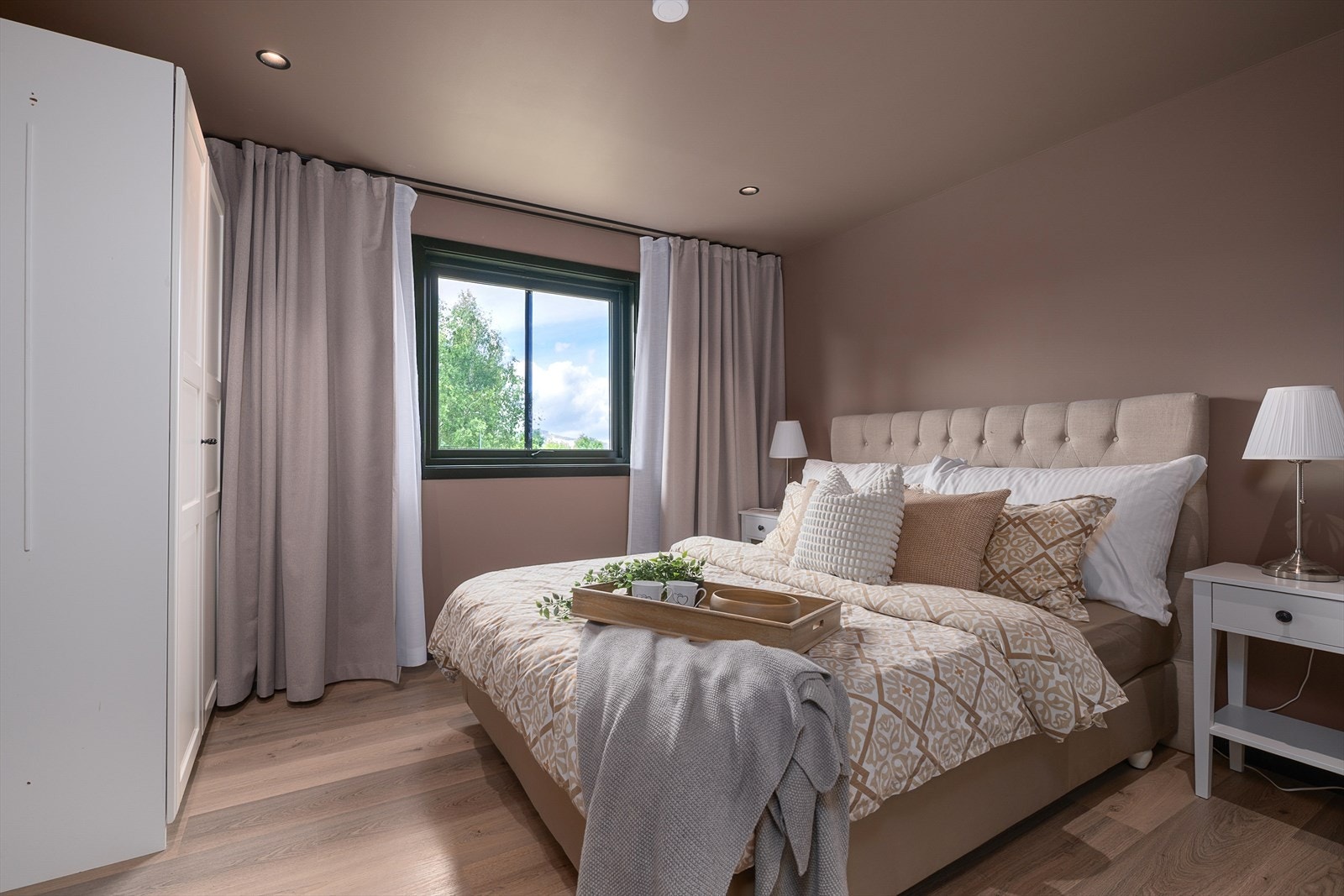 Soverom 1 er innredet med dobbeltseng og garderobeskap. Lun og innbydende farge på veggene. Galleribilde