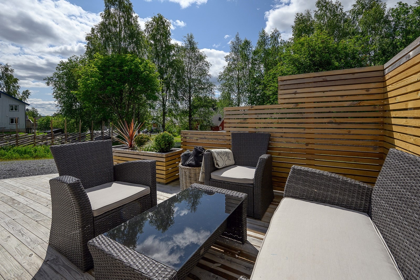 En levegg skjermer for både vind og innsyn. En lun og fin sone der sommerdagene kan nytes. Galleribilde