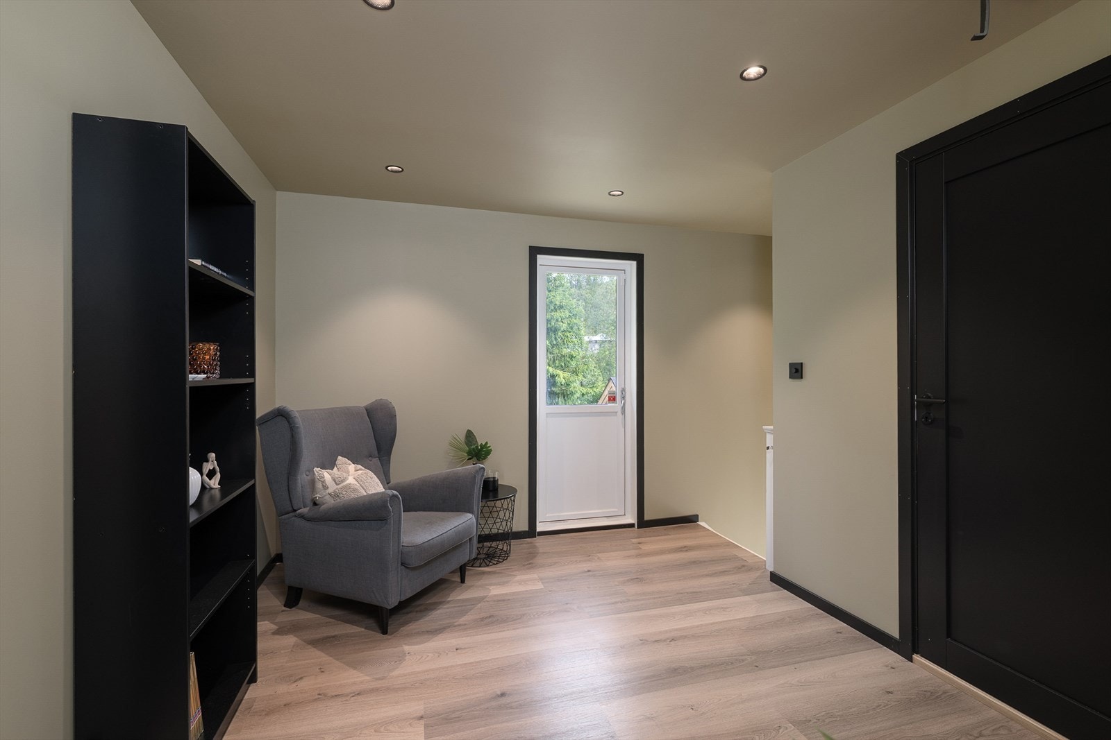 Fra den hyggelige gangen i oppe er det adkomst til bad og soverom. Plass til å møblere som en liten stue eller et kontor. Galleribilde