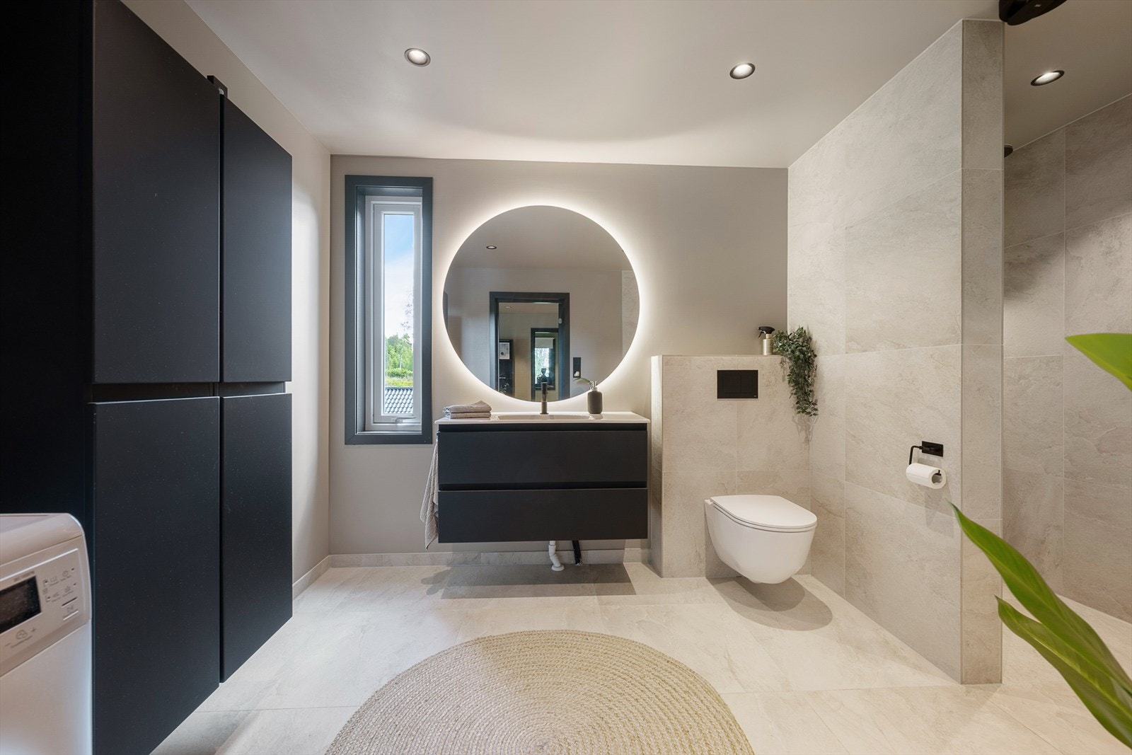 Nytt og lekkert bad med delikate og tidløse farge-og materialvalg. Lun og innbydende stemning. Galleribilde