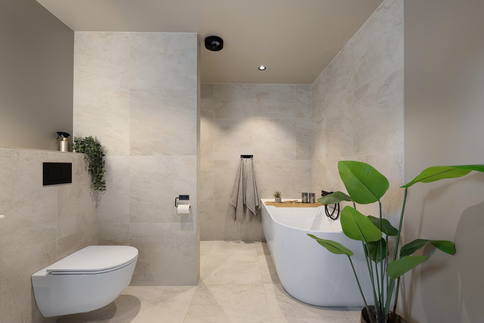 Gjennomført stil med samme farge på tak og vegger. Badet er romslig og meget funksjonelt. Galleribilde