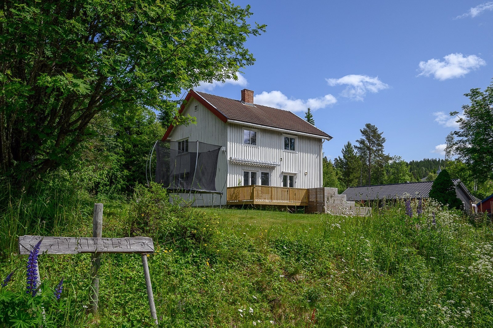 Barnevennlige omgivelsr med fine grøntarealer rundt boligen. Galleribilde