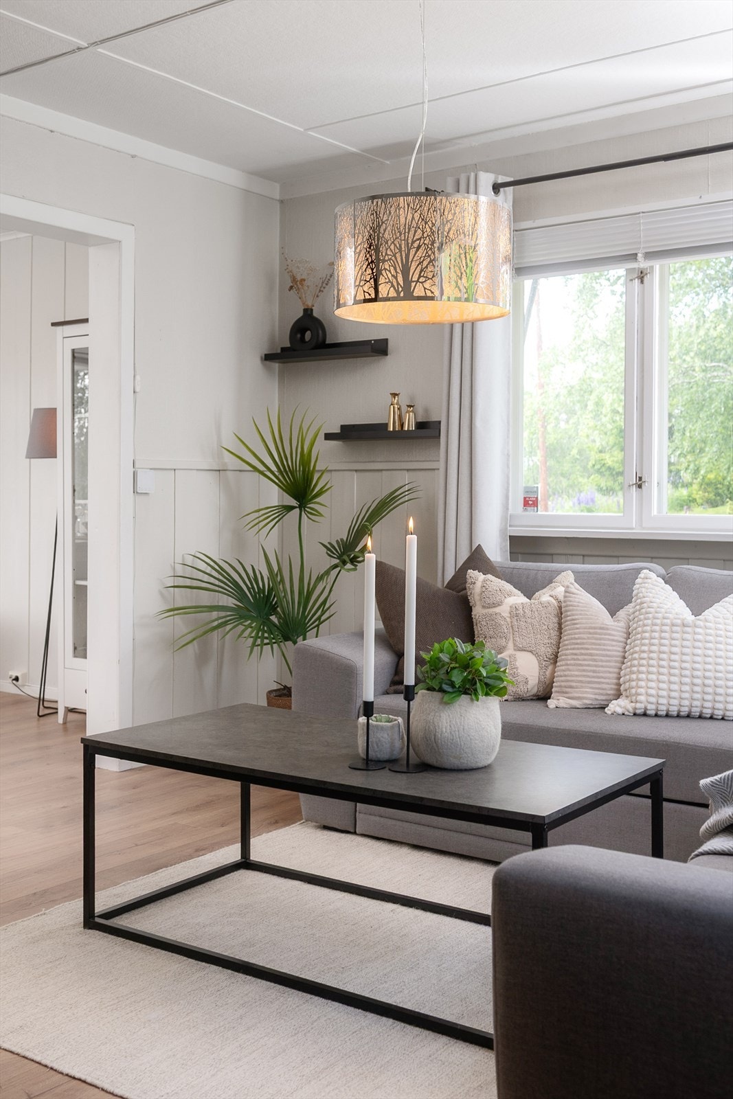 Fin plass til sofaen under vinduet. Galleribilde