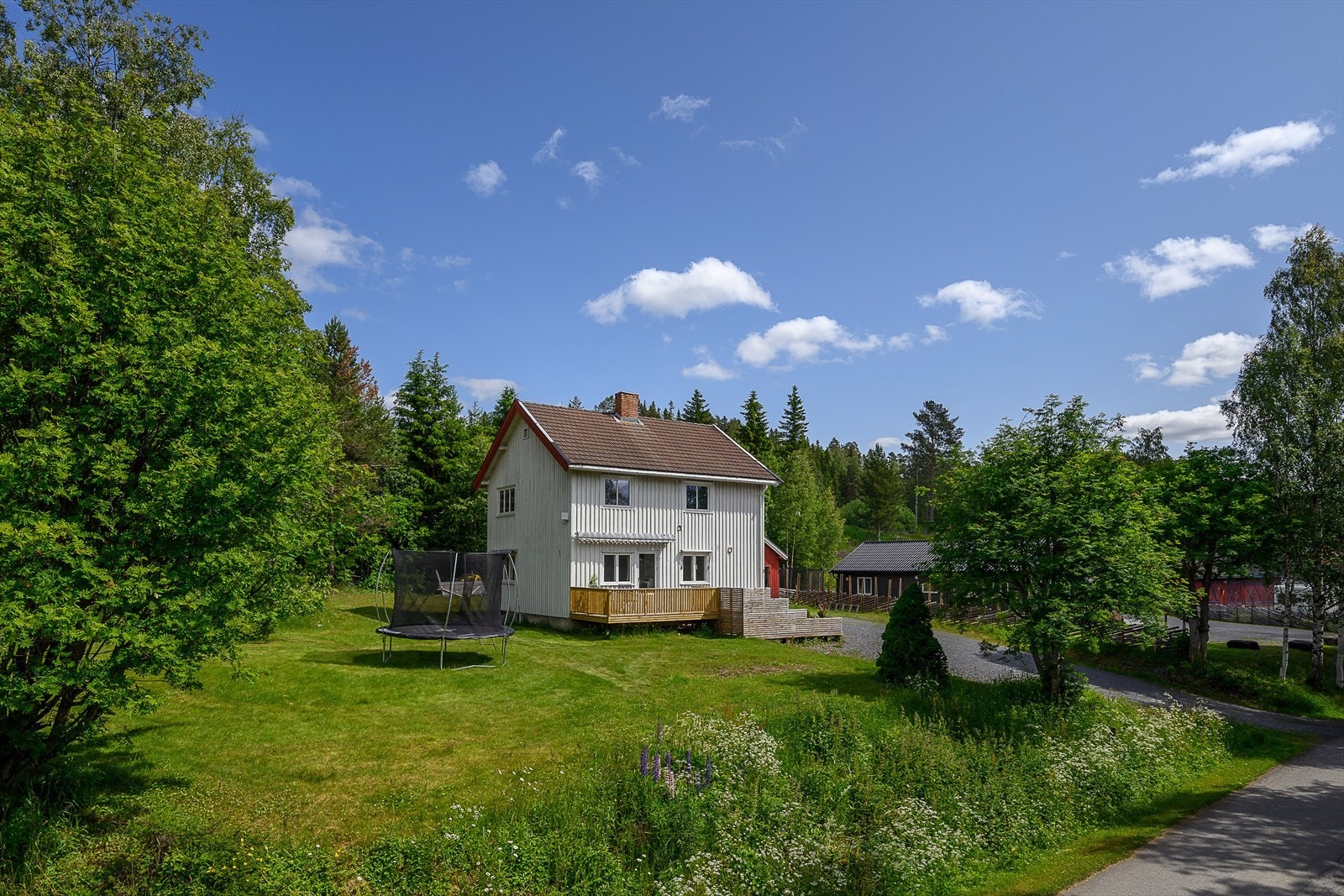 Her er du tett på naturen og fine turmuligheter. I tillegg har du gangavstand til dagligvare og barnehage. Galleribilde