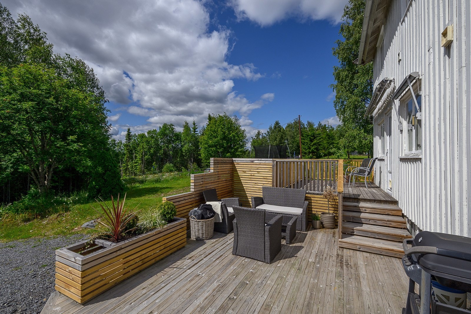 Solrik og hyggelig terrasse og platting der du sitter forholdsvis skjermet for direkte innsyn. Galleribilde