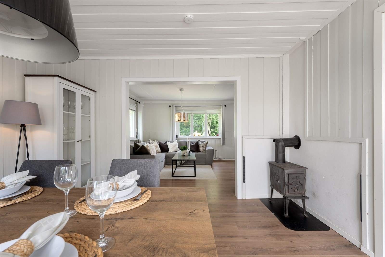 Vedovn for god varme. I tillegg varmes boligen opp med elektrisk fyring. Galleribilde