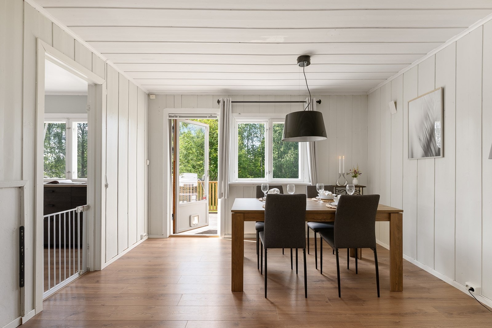 Fra spisestua er det dør ut til terrassen. Lyst og trivelig. Galleribilde