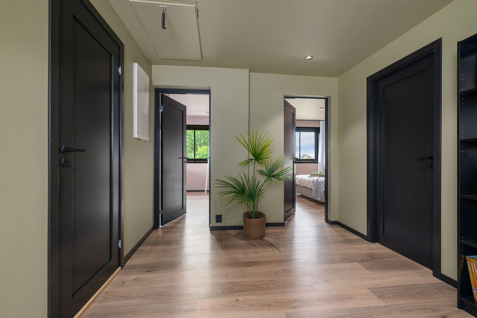 Boligens 2. etasje er totalrenovert med endret planløsning, nytt bad og 3 soverom. Moderne, velfungerende og lekkert! Galleribilde