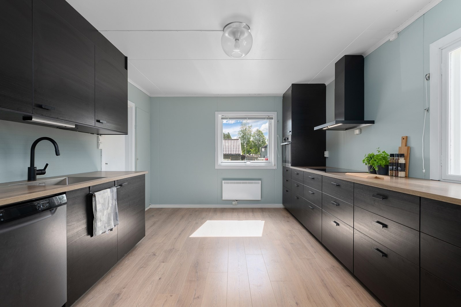 Fint lys inn på kjøkken. Direkte adkomst til spisestua. Galleribilde