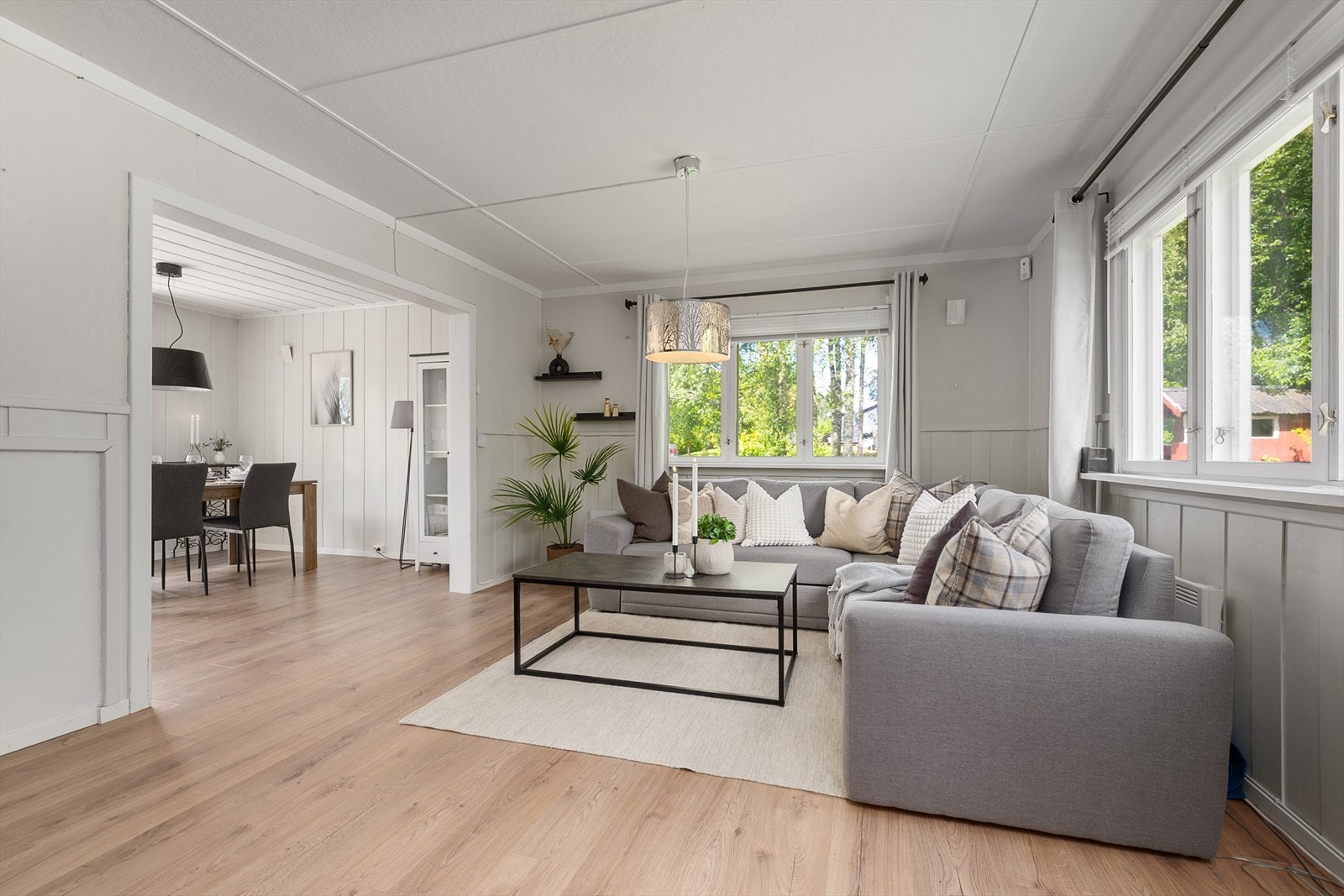 Åpningen mellom stua og spisestua gir et hyggelig og sosialt oppholdsrom. Galleribilde