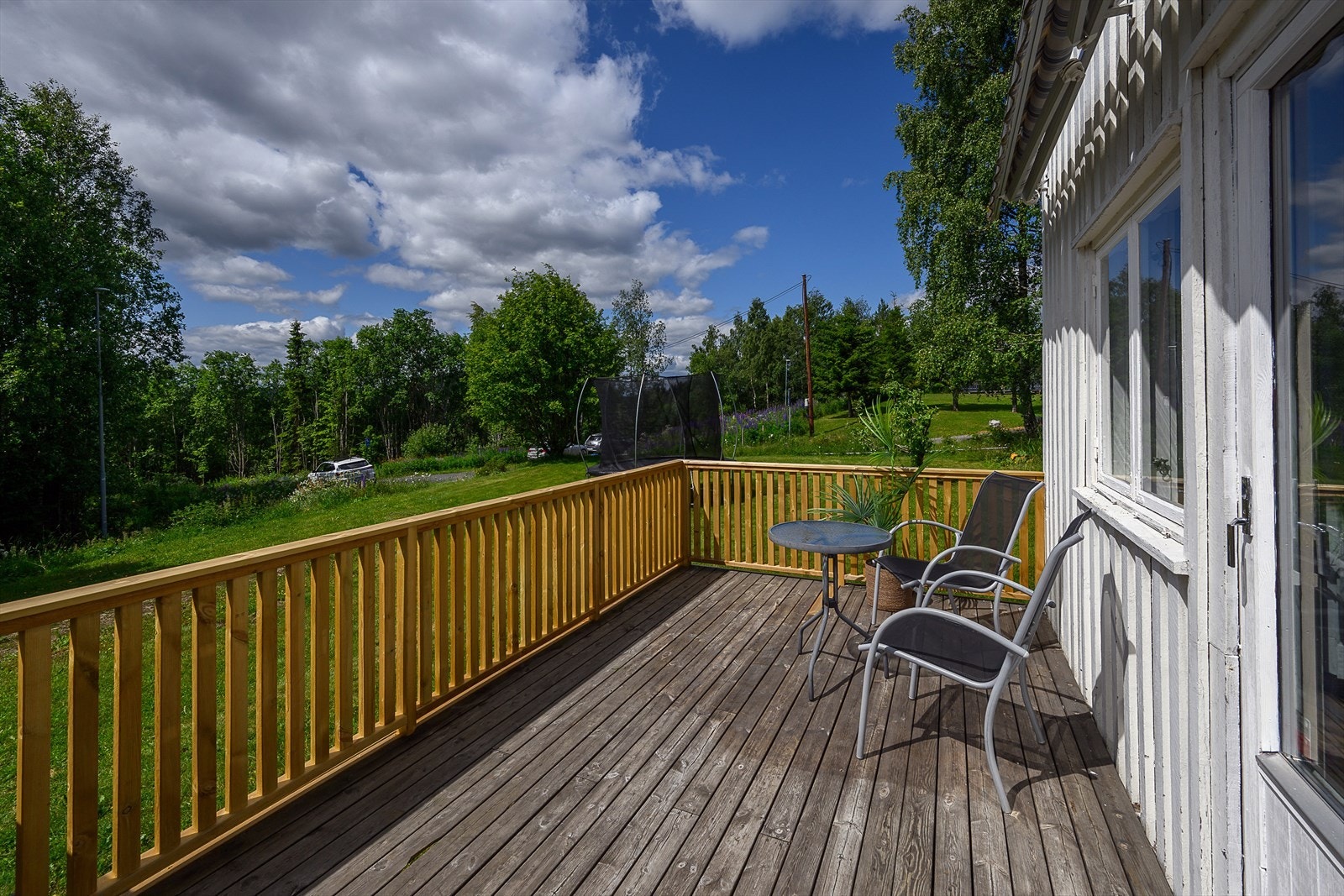 God plass til trampoline i hagen. Gode solforhold på terrassen. Galleribilde