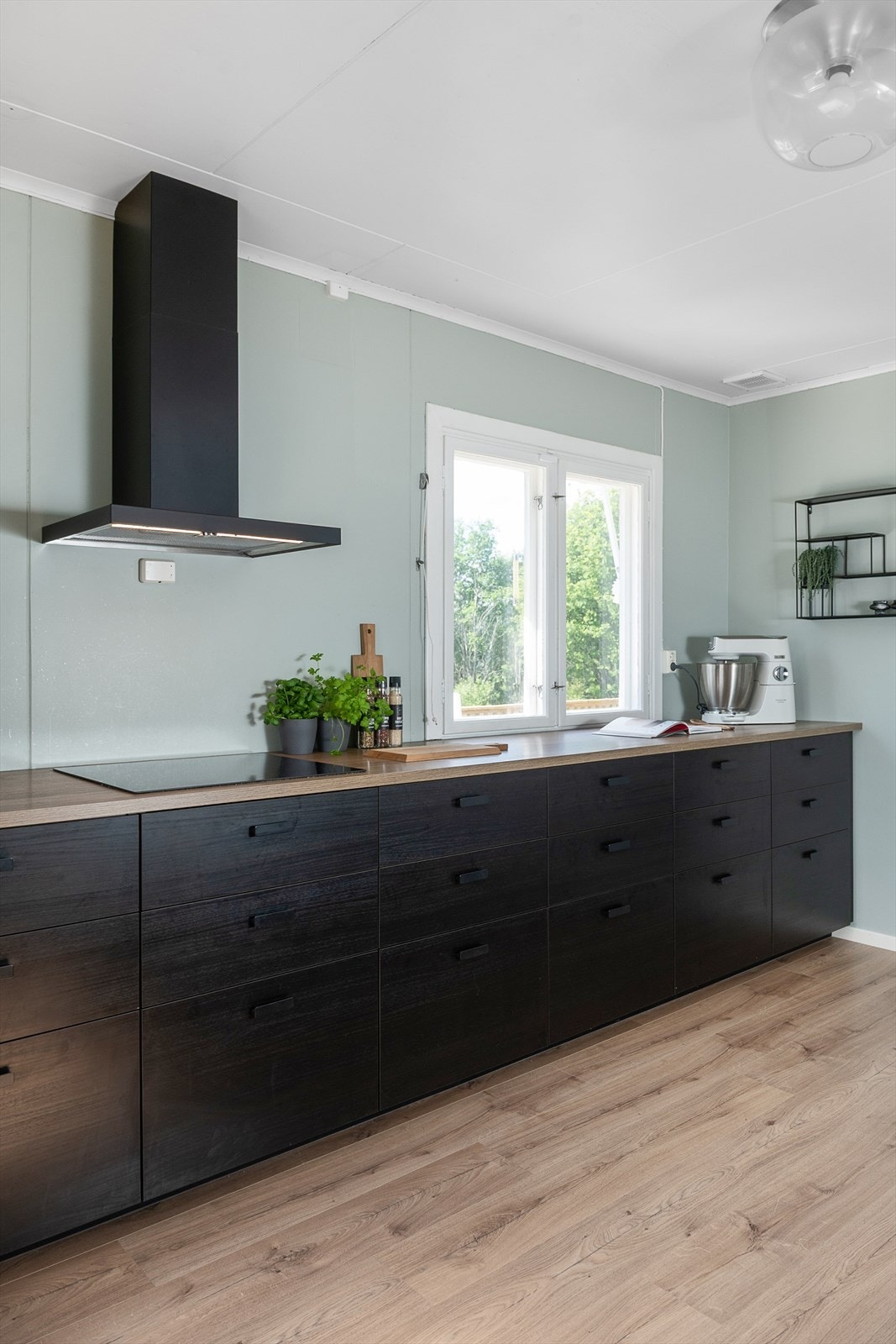 Det er godt med skap-og benkeplass på kjøkkenet. Avtrekk over komfyr. Lys og tidløs farge på veggene. Nytt gulv. Galleribilde