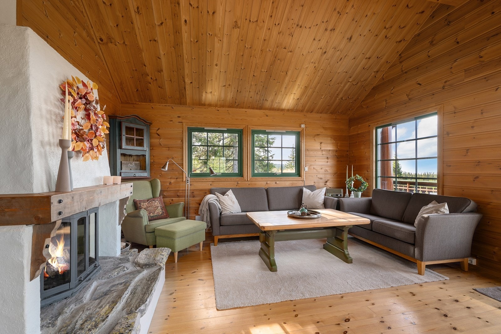 Den god takhøyden sammen med rikelig med naturlig lys inn i rommet bidrar til en god romfølelse. Galleribilde