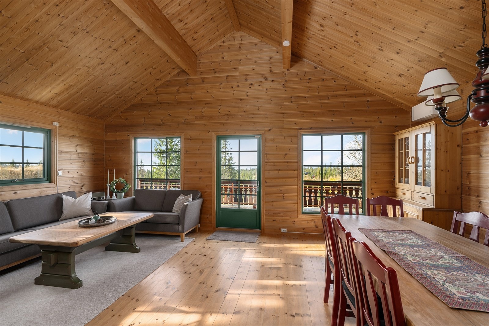 Oppholdsrommet er sosialt og romslig. Fin plass til å møblere med både salong og et skikkelig langbord. Galleribilde