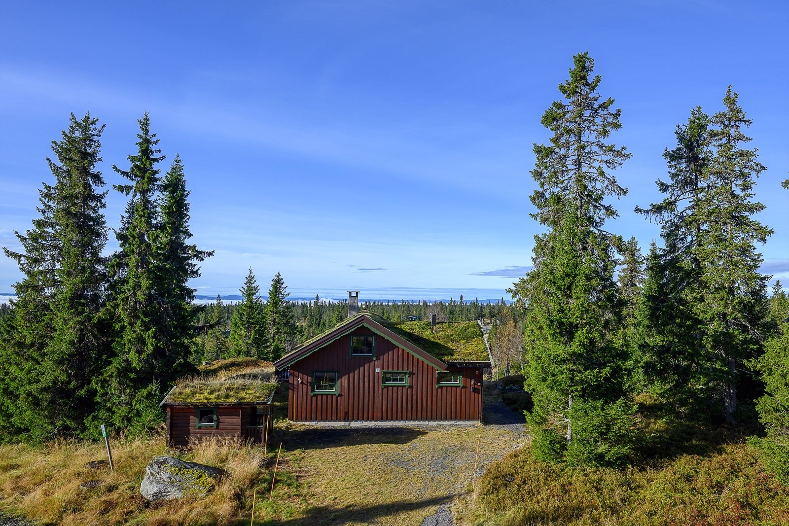 Det er god plass til biloppstilling ved egen hytte. Galleribilde