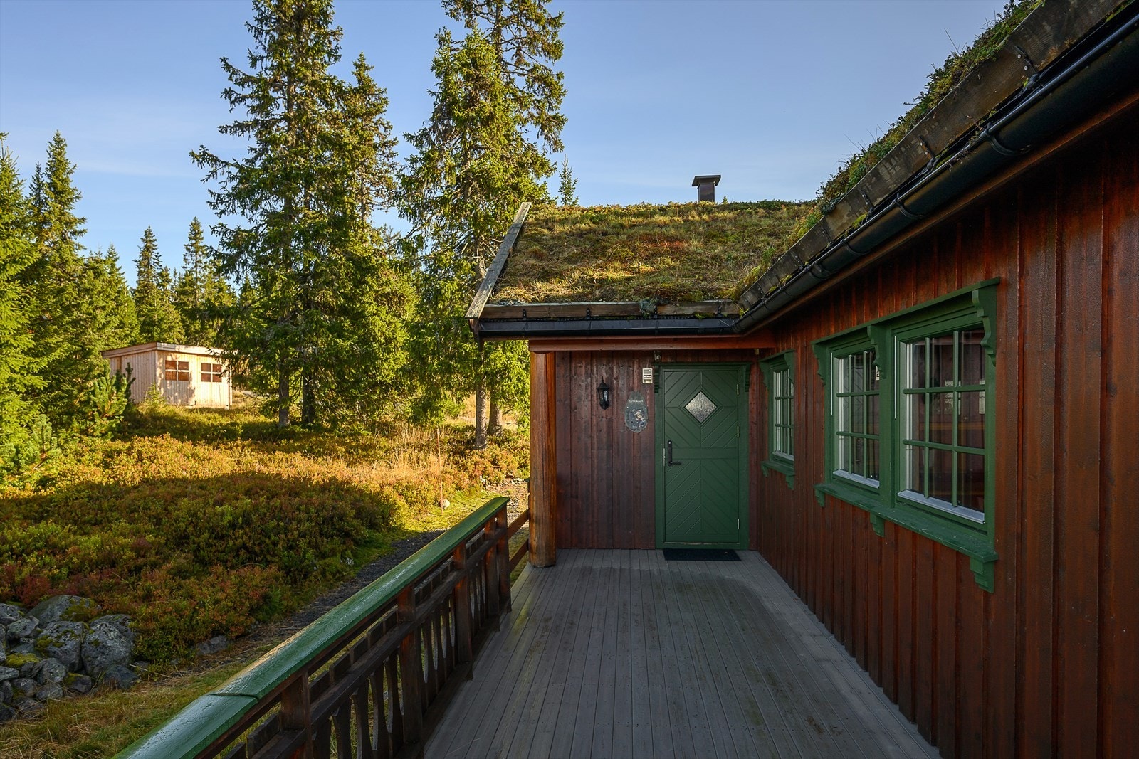 Et lite overbygg over inngangspartiet, som er en del av den hyggelige terrassen. Galleribilde