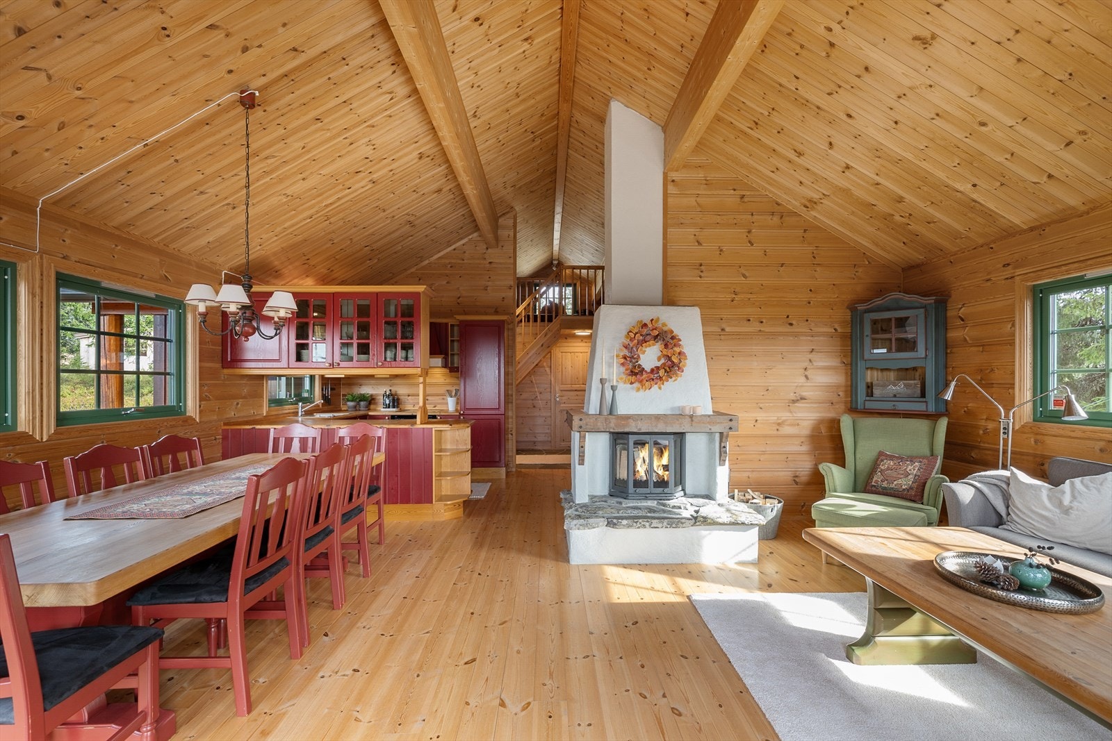 Det er fin kontakt mellom spiseplassen og kjøkkenet. Galleribilde