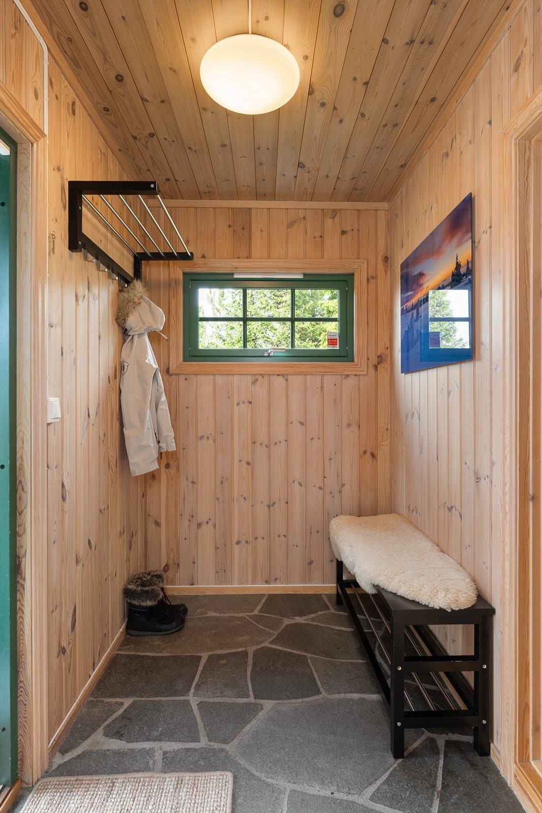 Fin plass til å henge fra seg yttertøy og utstyr i gangen på hytta. Galleribilde