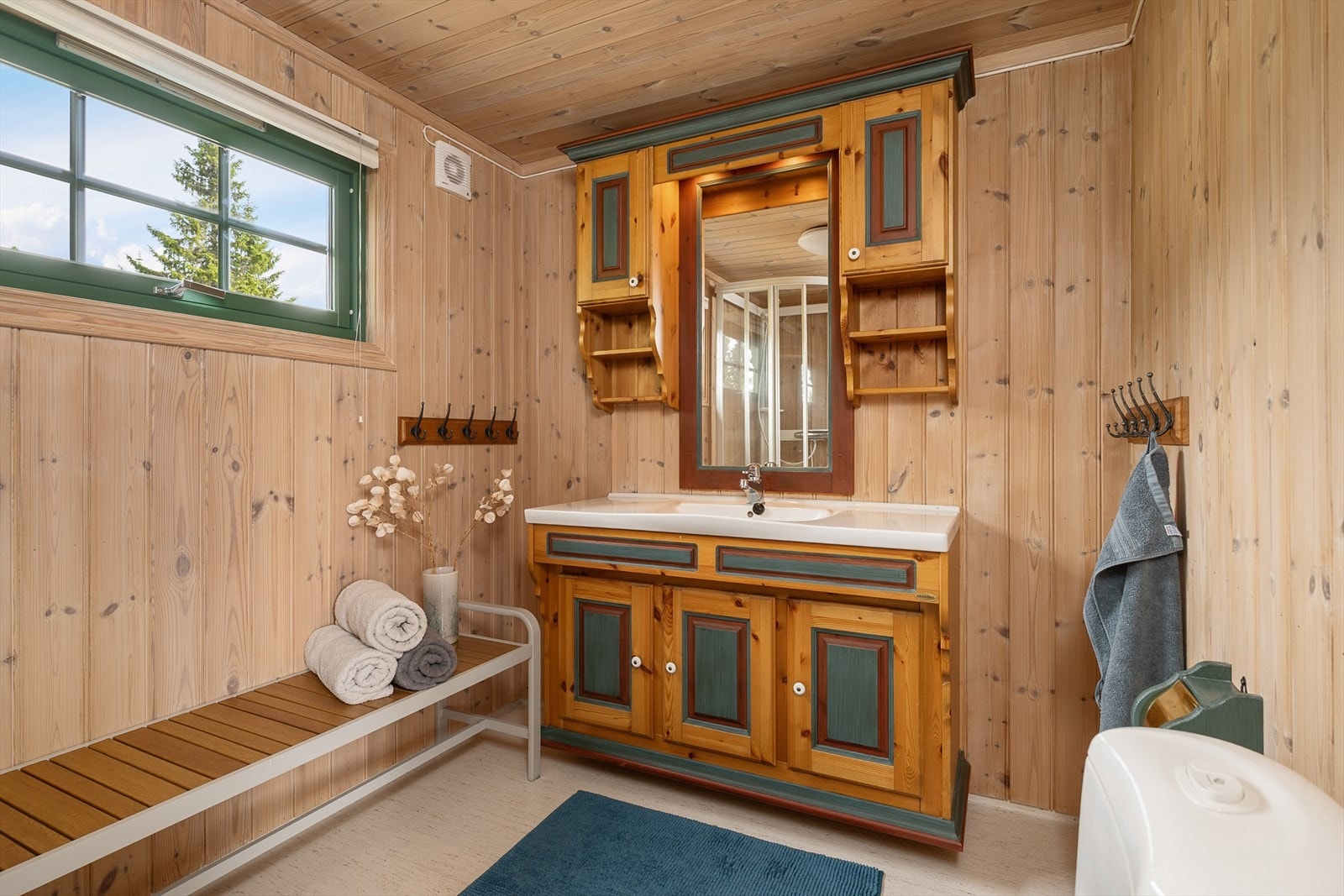 Baderomsinnredning med profilerte og malte fronter. Skap for oppbevaring. Galleribilde