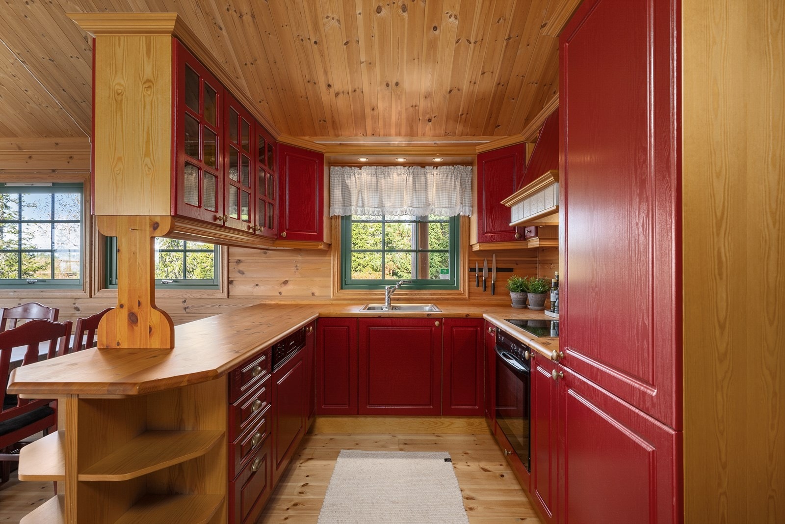 Over-og underskap for god oppbevaring. Galleribilde