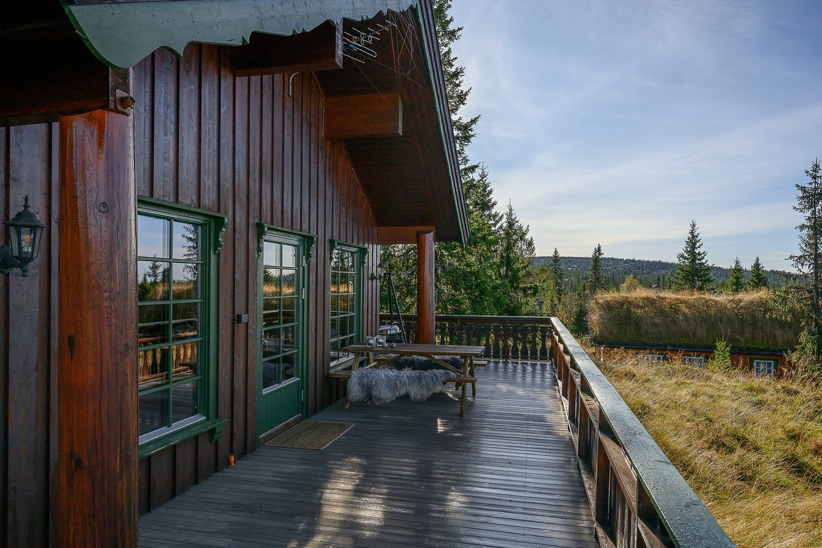 En romslig terrasse på 2 sider av hytta gir gode muligheter til å slappe av i solveggen. Skjermet for direkte innsyn. Galleribilde