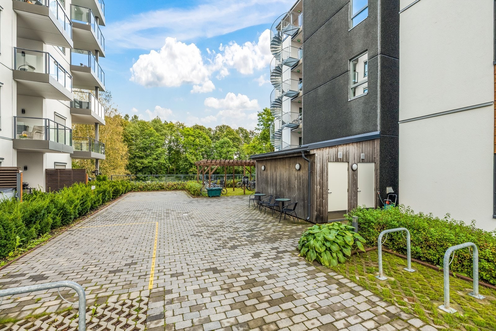 Det er steinbelagte heller rund ved fellesområdene. Galleribilde