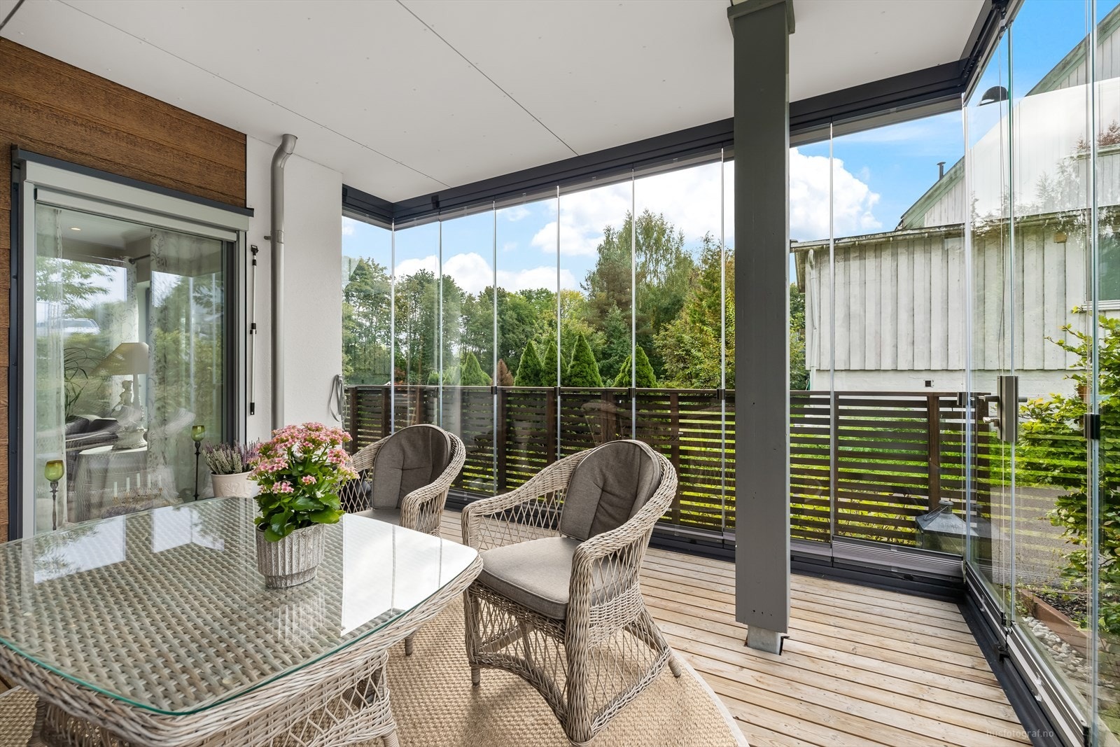 Leiligheten har en fin innglasset balkong på ca 14 kvm, med god plass til hagegruppe og møbler. Galleribilde