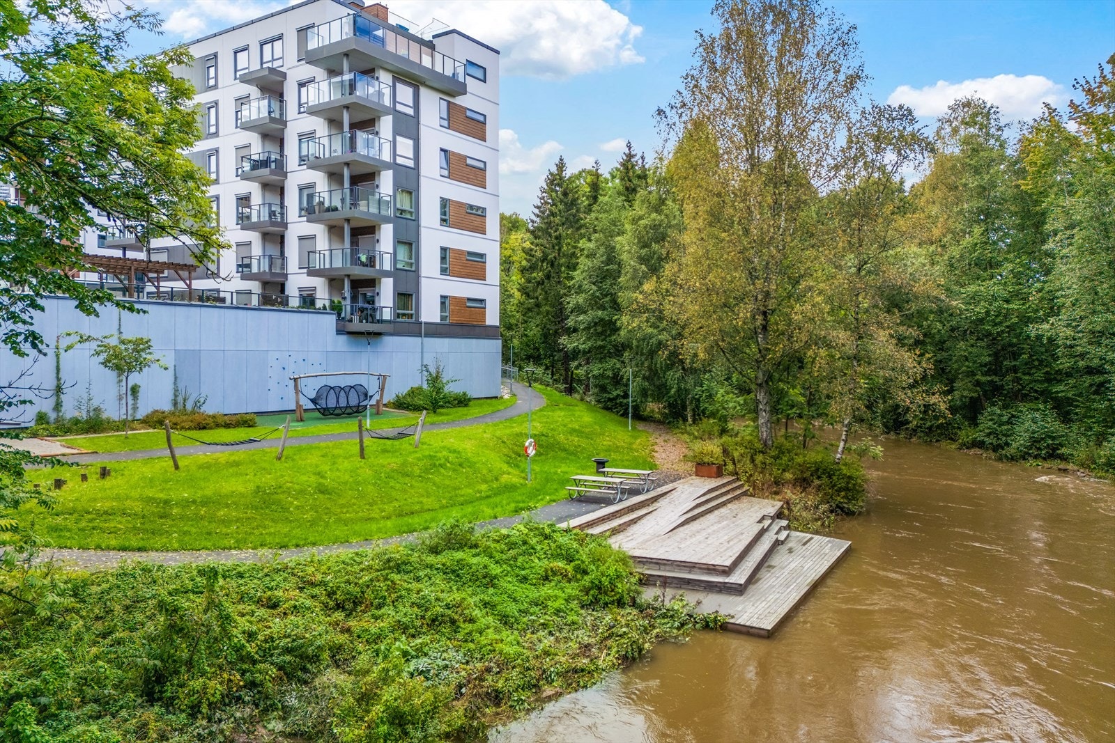 Felles eiet tomt, pent opparbeidet med fellesområder. Galleribilde