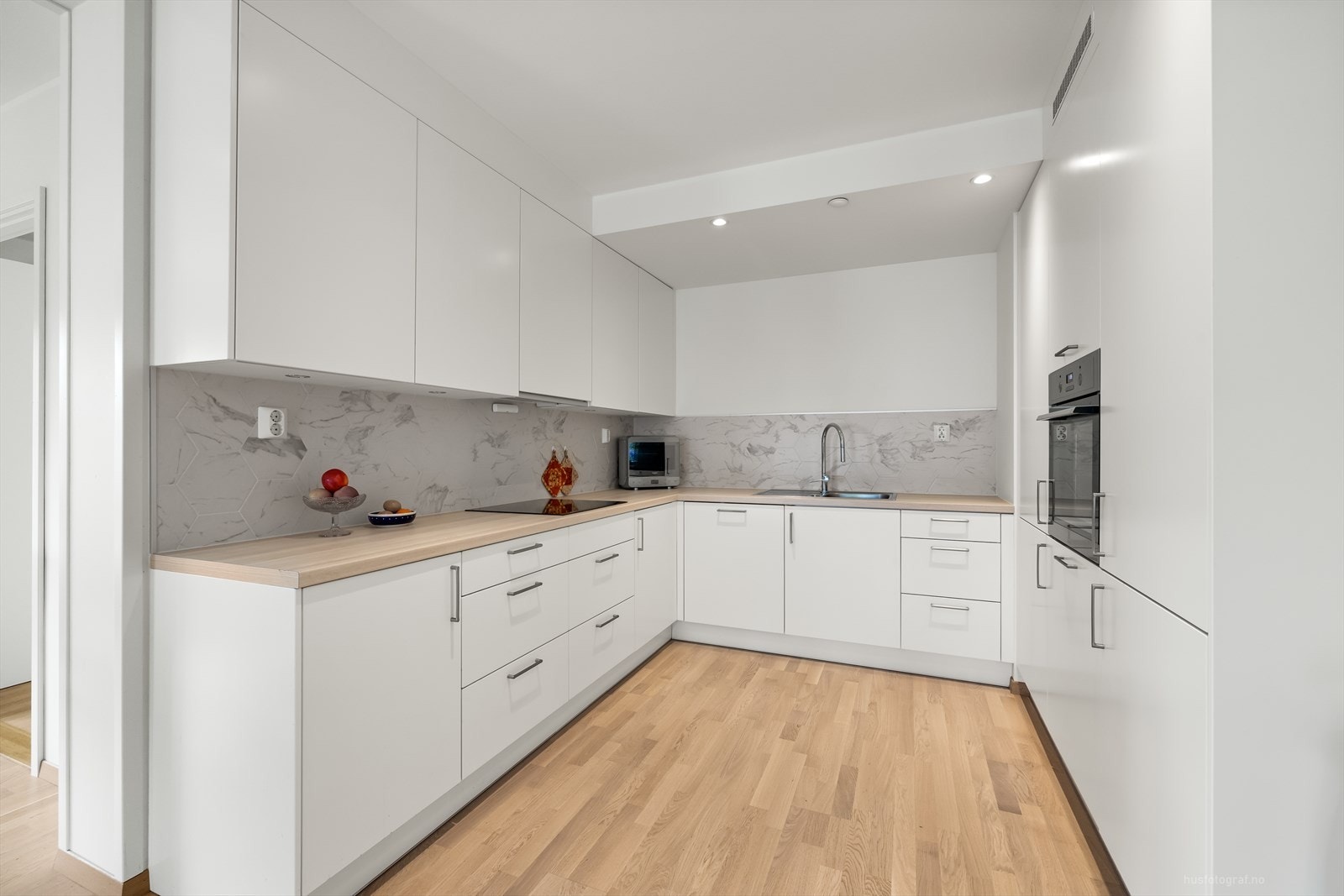 Det flier mellom over og underskapene, her er det god plass til å lage mat. Galleribilde