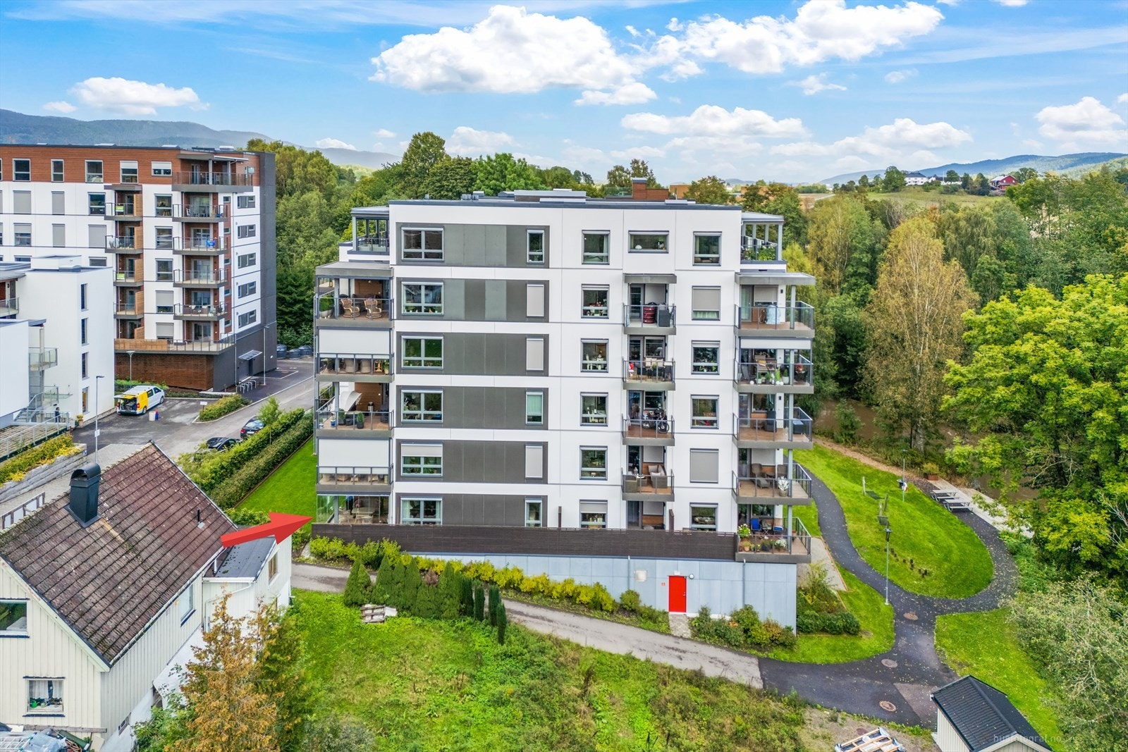 Tog- og busstasjonen ligger kun noen få minutters gange fra leiligheten, med hyppige avganger til Drammen og Oslo, samt sørover til Vestfold-byene. Galleribilde