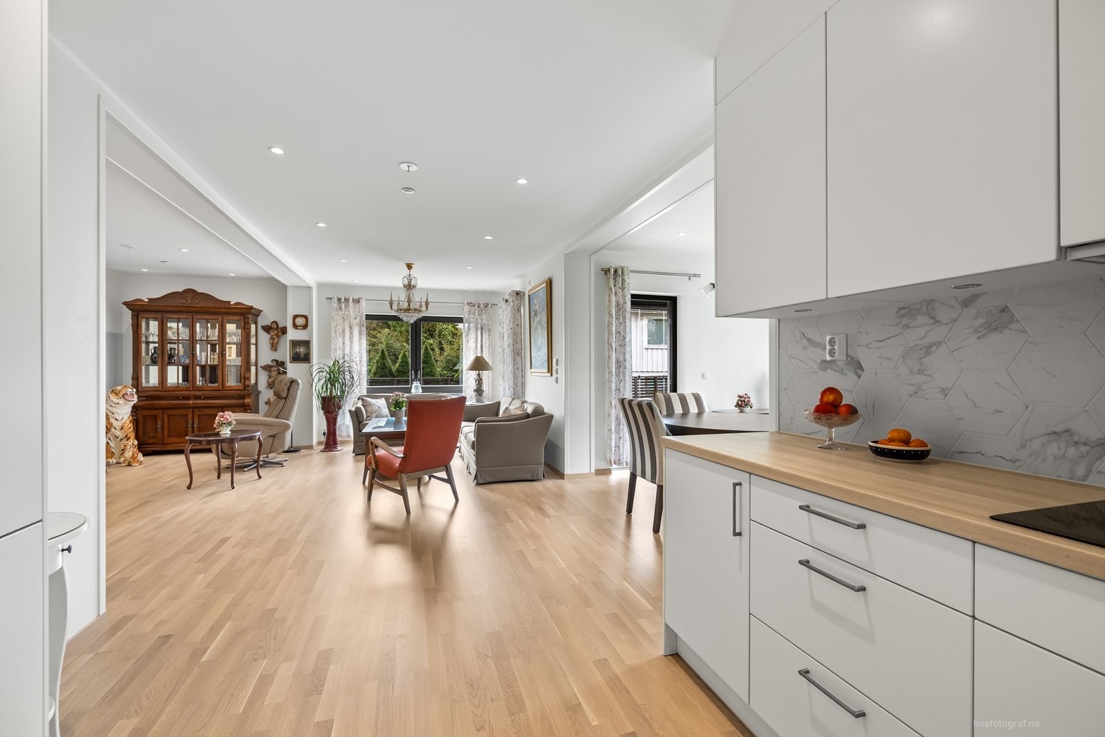 Lys stue med lyse farger på vegger og tak, spotter i taket. Galleribilde