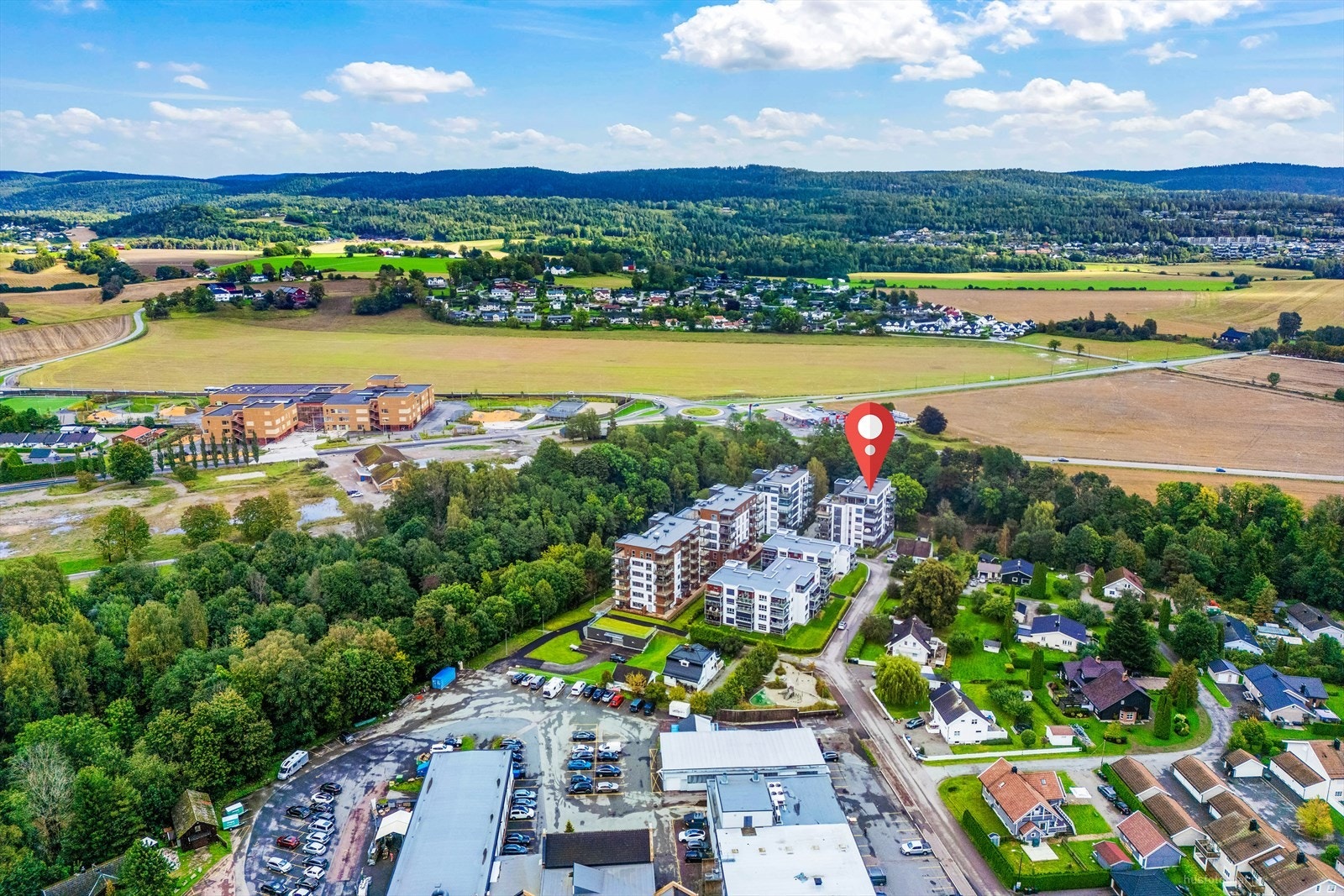 Wingejordet 17 har en fin internbeliggenhet i 1. etasje på populære og sentralt beliggende Wingejordet - midt i Sande sentrum. Galleribilde