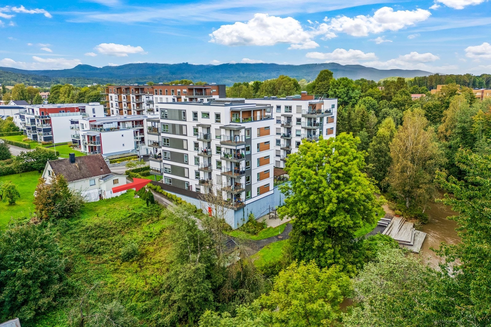 For barnefamilier er beliggenheten ideell - Klokkerjordet barne- og ungdomsskole ligger rett over gaten, og det er kort vei til både barnehage og Sande videregående skole i Skafjellåsen, kun fem minutter unna med bil. Galleribilde