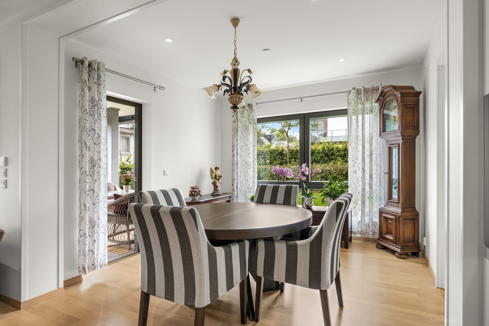 Vinduene slipper inn mye naturlig lys. Galleribilde