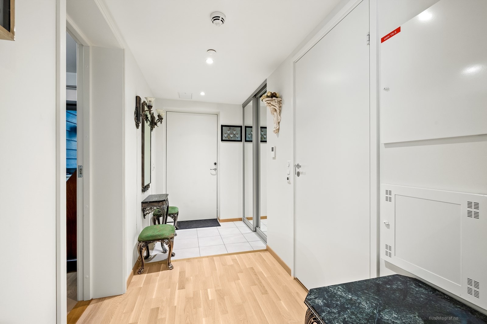 I entrén er det skyvedørsgarderobe med god plass til oppbevaring. Galleribilde