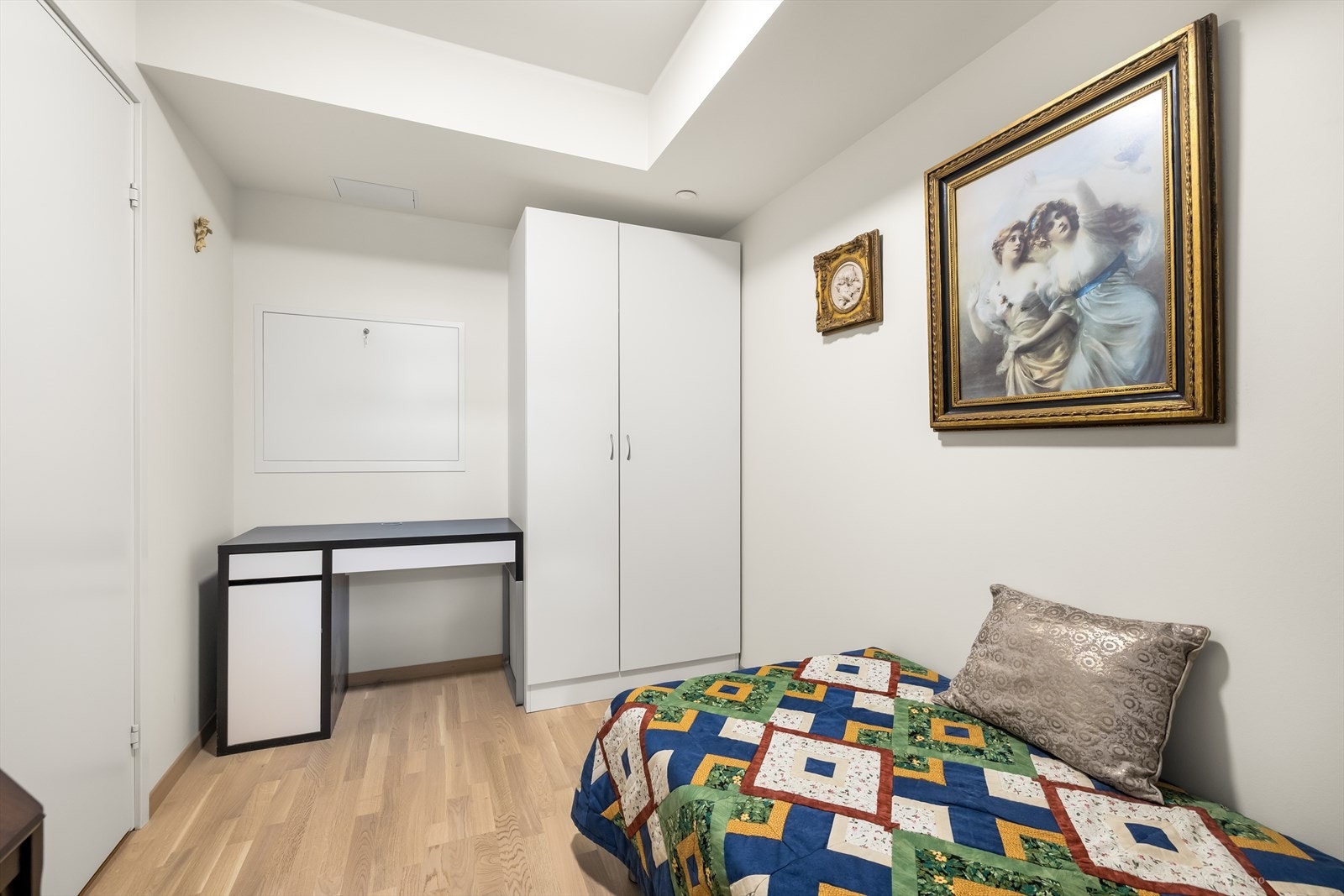 Her er det gode skap til oppbevaring av klær. Galleribilde