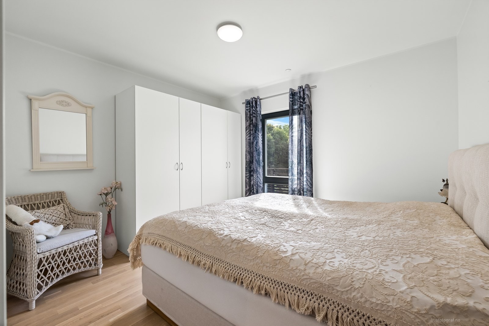 Hovedsoverommet har plass til dobbeltseng og nattbord. Galleribilde