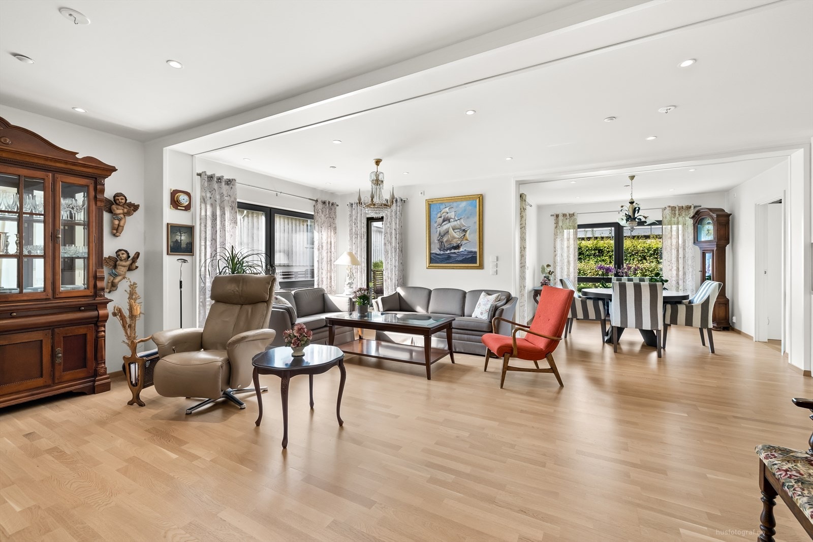 Stor romslig stue med plass til flere soner til møblering. Galleribilde