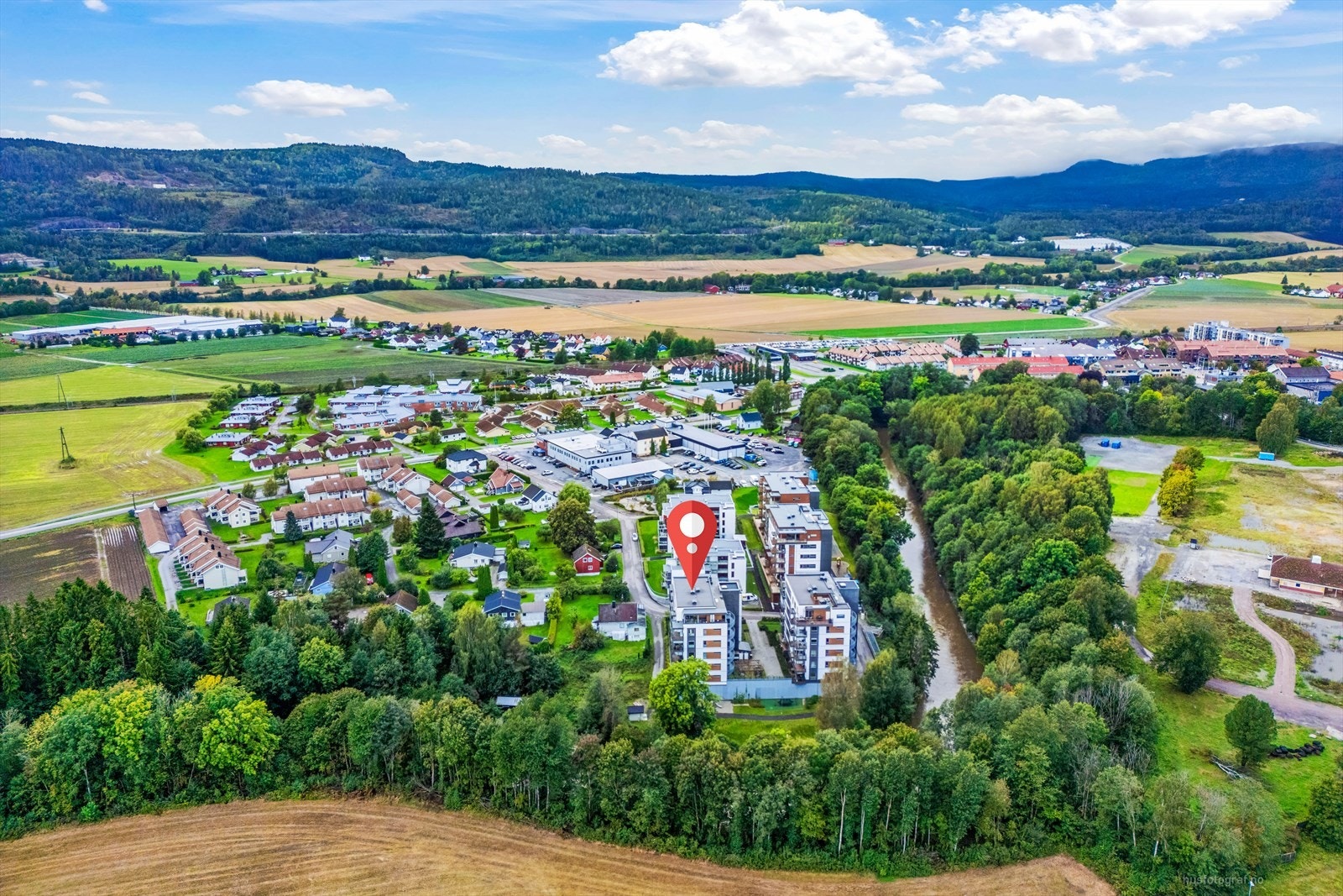 Dagligvarehandelen kan gjøres til fots, med blant annet Meny Klokkerjordet, Rema 1000, Kiwi og døgnåpen Joker i nærheten. Galleribilde