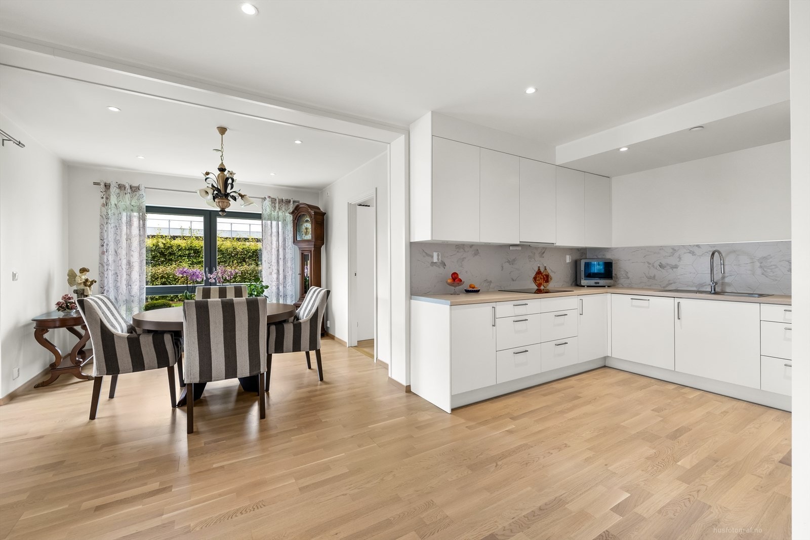 Mellom stuen og kjøkkenet er det moderne, åpen løsning. Galleribilde