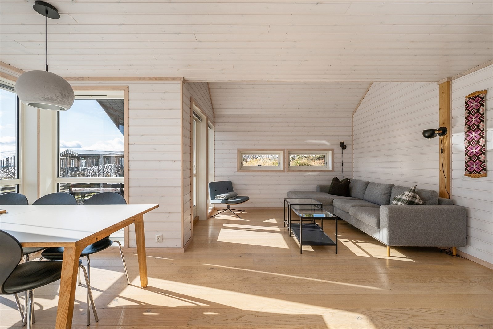 De store vindusflatene slipper inn rikelig med naturlig lys og bidrar til en god romfølelse. Galleribilde